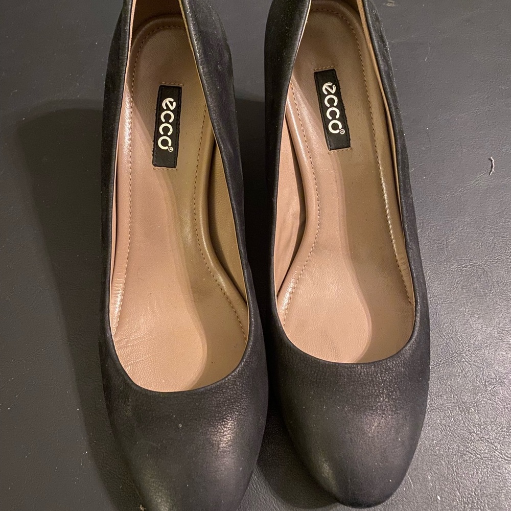 Women’s “ECCO” Size 40 (9, 9 1/2) Black leather 3” heels like new condition